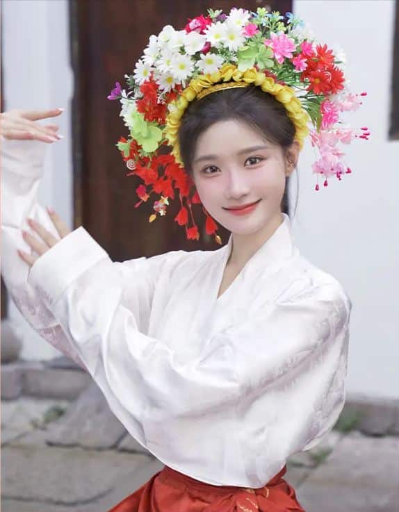 Китайские актрисы в традиционном головном уборе Цзаньхуа