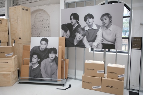 BTS открыли поп-ап магазин «Monochrome» в Сеуле