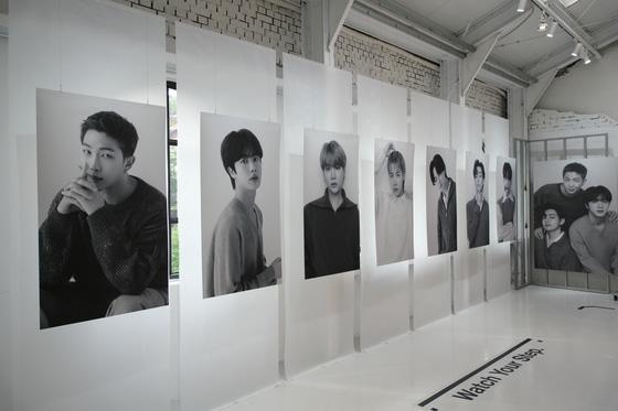 BTS открыли поп-ап магазин «Monochrome» в Сеуле