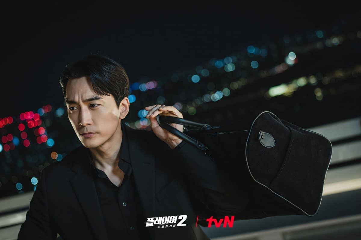Сон Сын Хон в роли харизматичного лидера группы мошенников в дораме «Игрок 2»