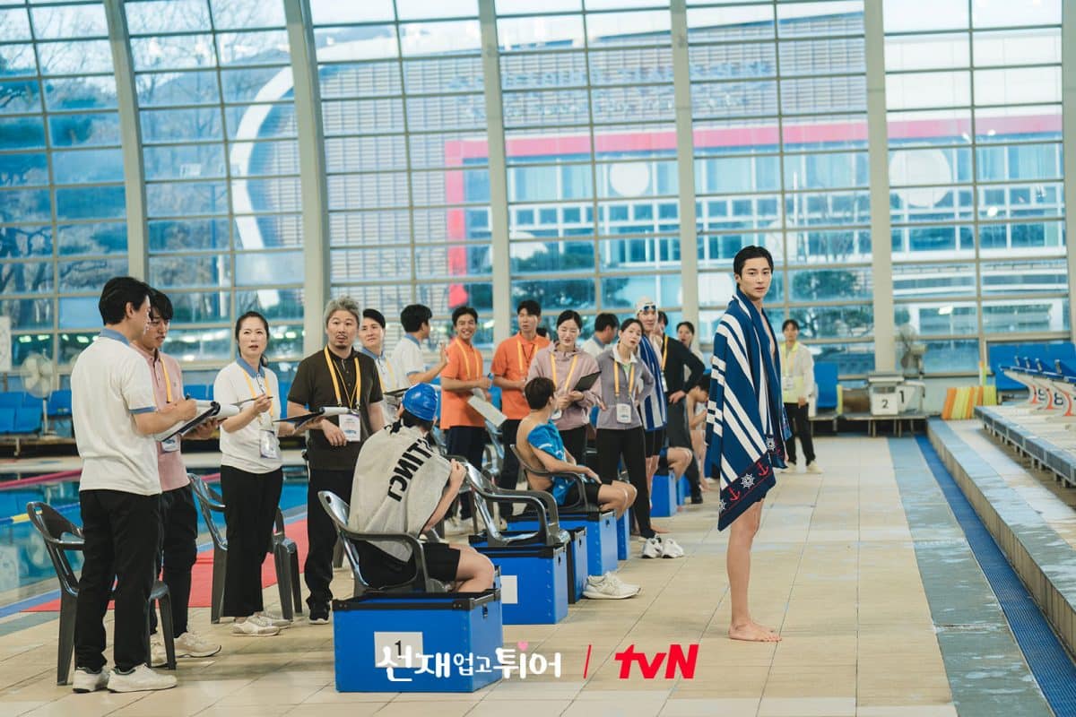 Пён У Сок продемонстрировал великолепные навыки плавания в дораме «Хватай Сон Джэ и беги»