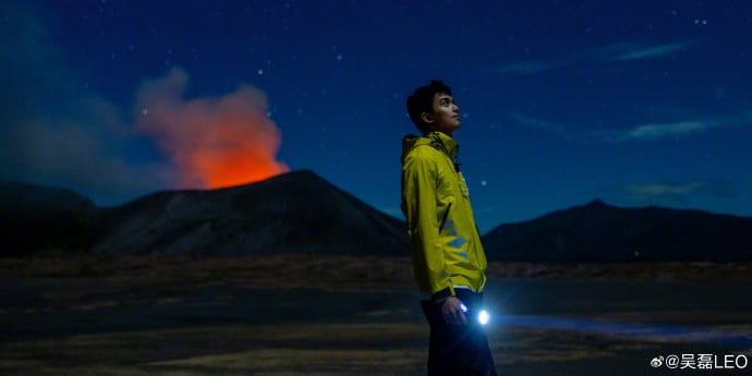 У Лэй поделился эффектными снимками вблизи извергающегося вулкана