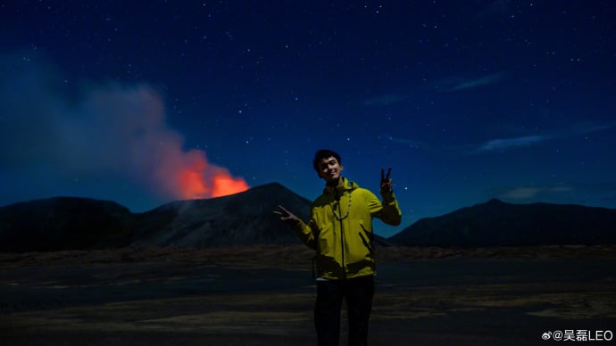 У Лэй поделился эффектными снимками вблизи извергающегося вулкана