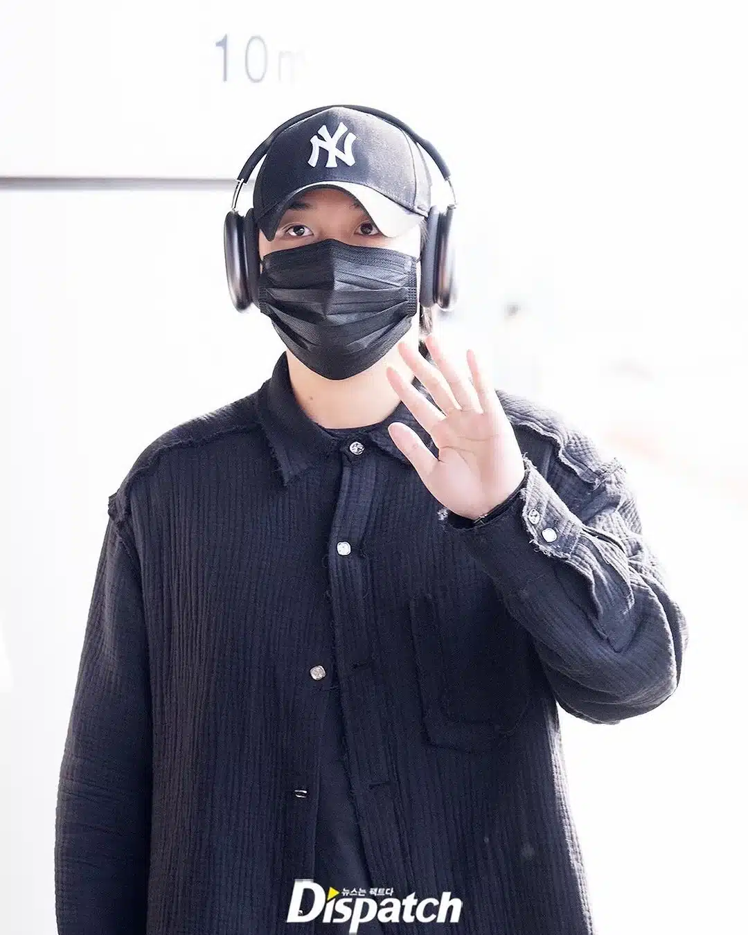 ATEEZ демонстрируют непринужденное обаяние в аэропорту перед вылетом в Токио