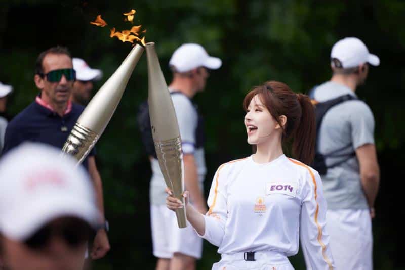 Факелоносец Чжао Лу Сы на эстафете Олимпийского огня во Франции