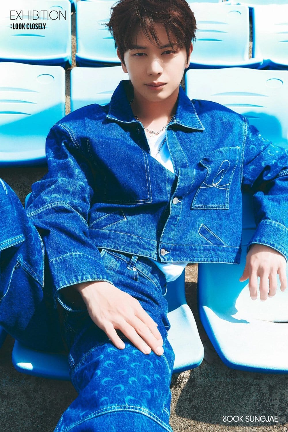 Сонджэ из BTOB на фотосессии в красно-синих тонах для своего предстоящего сольного камбэка "EXHIBITION: Look Closely”