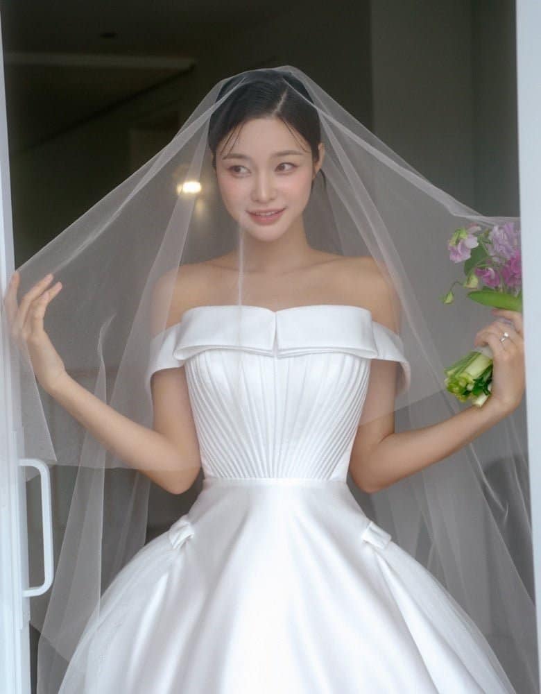 Актриса Хан Ы Дым объявила о своём замужестве и поделилась свадебными фотографиями