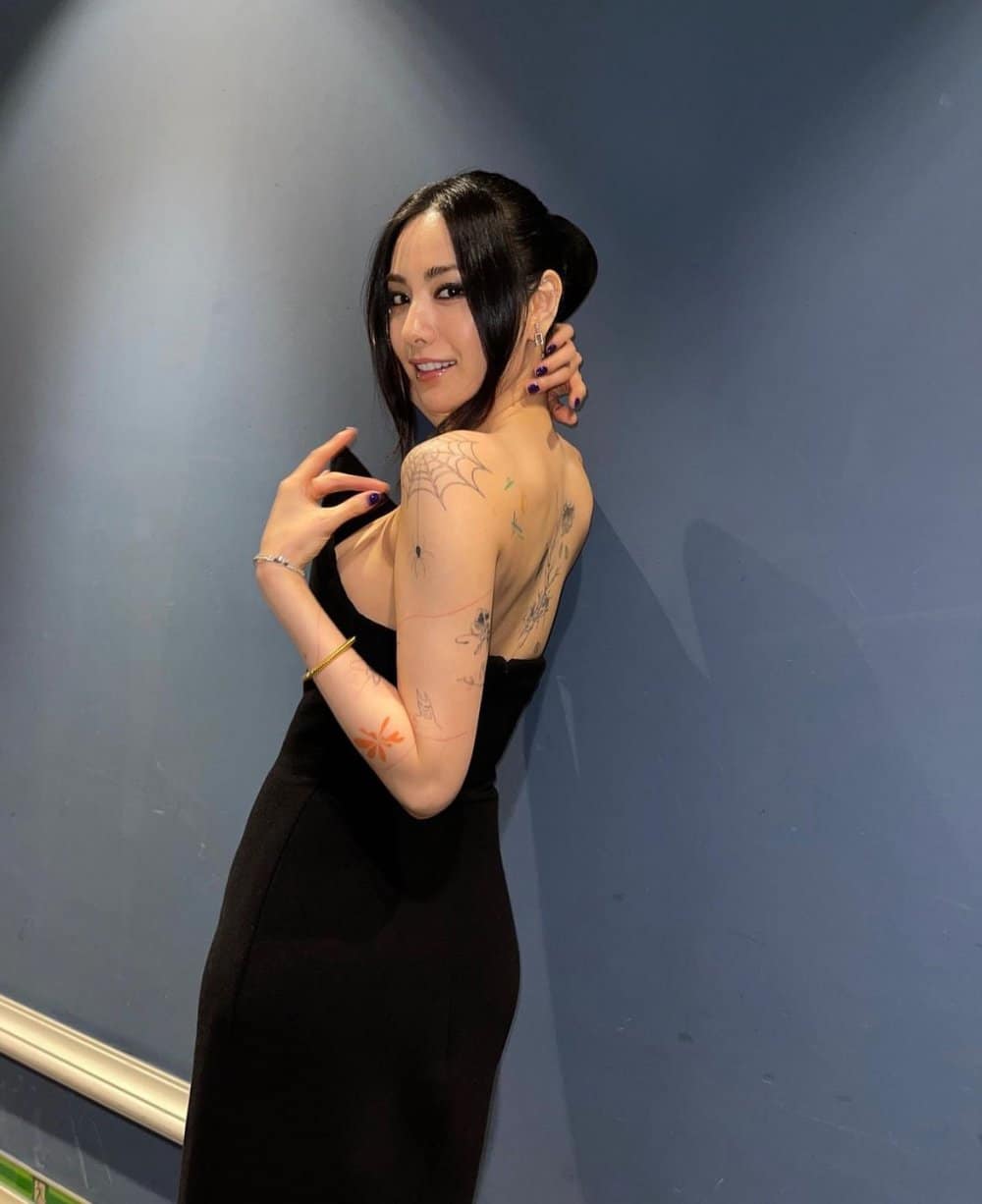 Последние фотографии Наны раскрывают статус удаления её татуировок