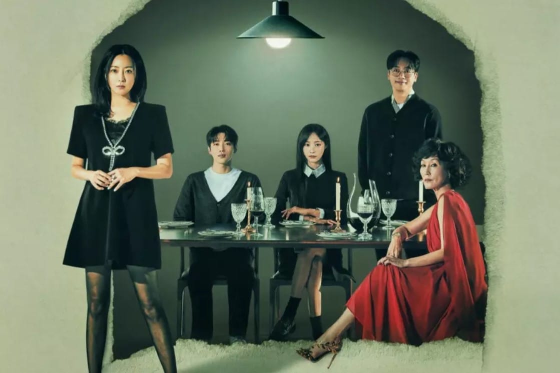 Ким Хи Сон и ее семья приветствуют зрителей на постере новой дорамы «Горько-сладкий ад»
