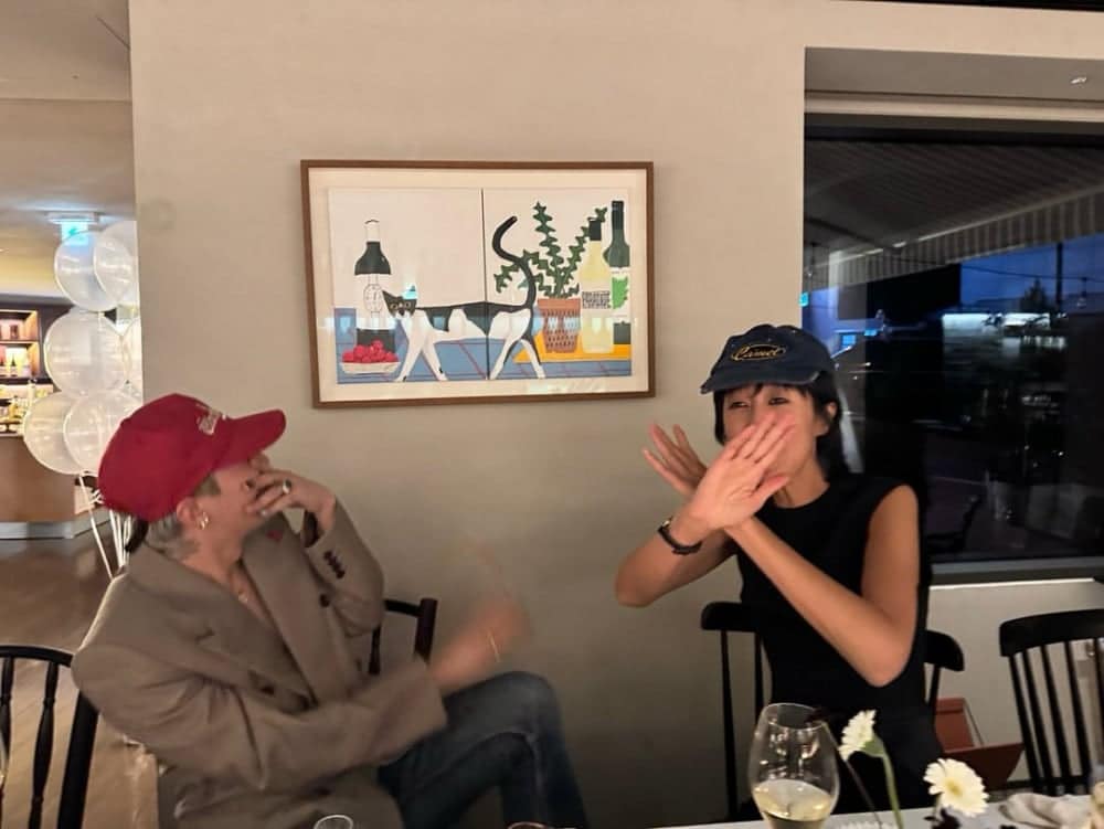 Хон Джин Гён делится фото с дня рождения G-Dragon, на котором были Seventeen, Чон Хэ Ин, Dex и Чо Се Хо