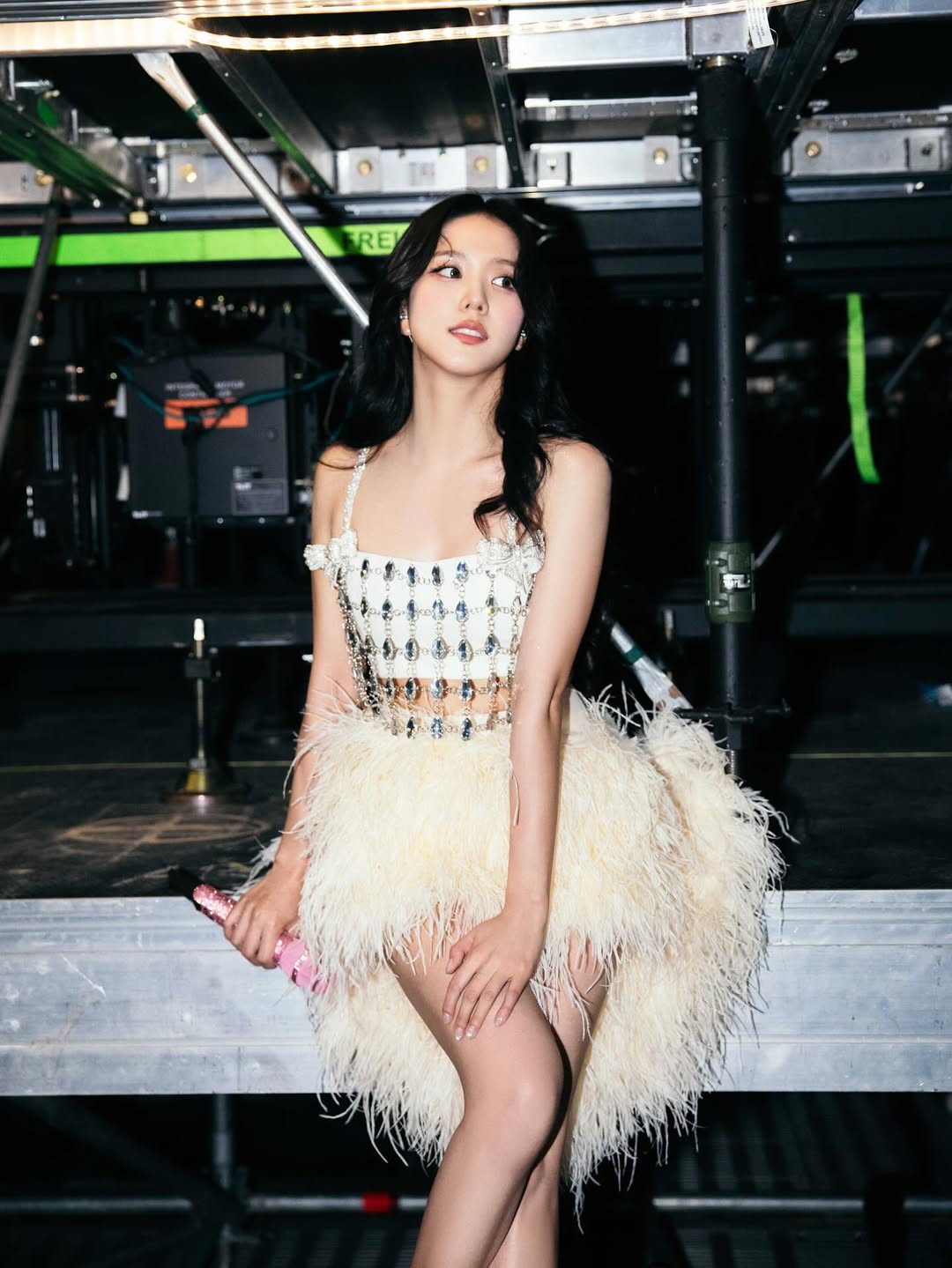 Джису из BLACKPINK в платье с перьями — идеальный образ поющей принцессы