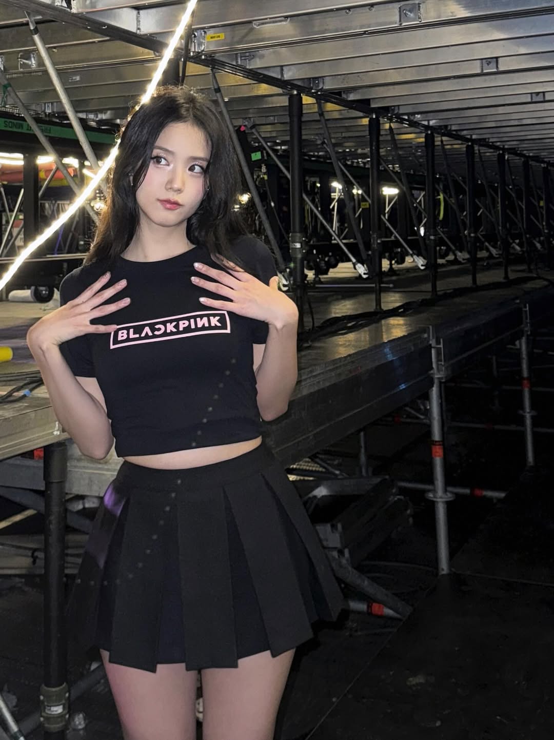 Джису из BLACKPINK в платье с перьями — идеальный образ поющей принцессы