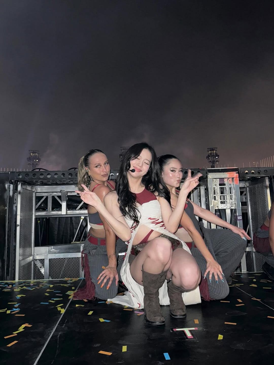 Джису из BLACKPINK в платье с перьями — идеальный образ поющей принцессы