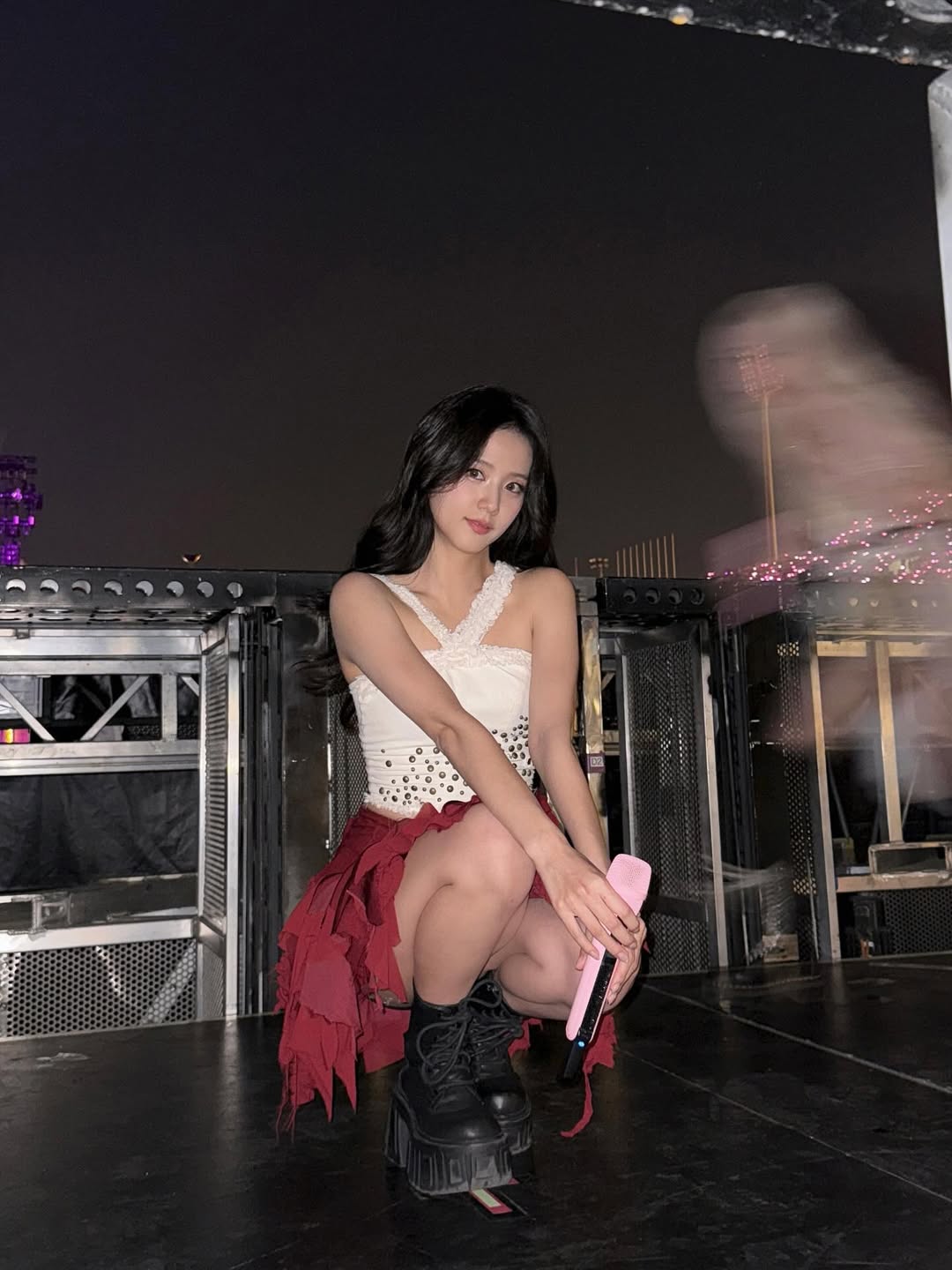 Джису из BLACKPINK в платье с перьями — идеальный образ поющей принцессы