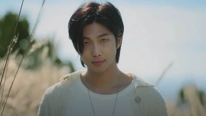 RM предстает перед камерой и рекламирует новый альбом BTS